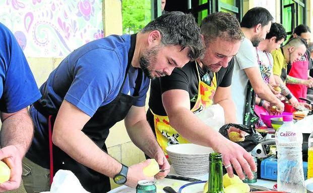 Gabriel Rufián, aplicado participante en un concurso de tortilla de patatas en las fiestas de Irún