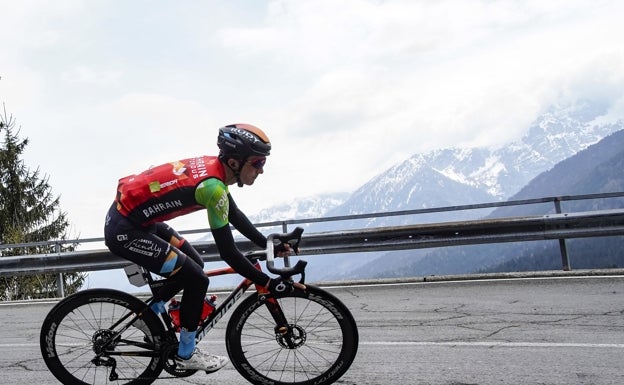 Fuerte caída en el Giro de Pello Bilbao, que sigue en carrera