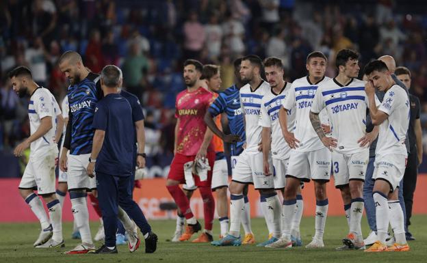 La plantilla albiazul pide «disculpas» por el descenso y agradece el apoyo de la afición «hasta el último minuto»