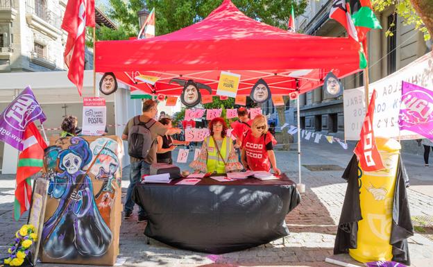 Trabajadores de Correos acampan frente a la sede de Postas en defensa del servicio público