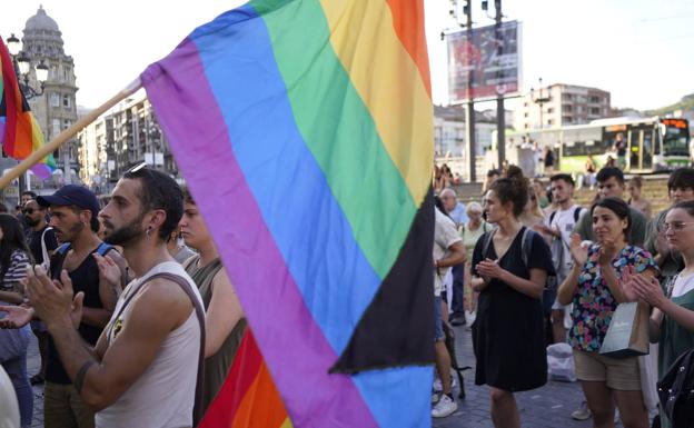 Protesta en el Arriaga por el día contra la LGTBIfobia: «Queremos justicia, nuestras vidas importan»
