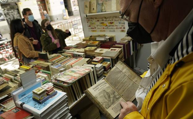 La Feria del Libro Antiguo vuelve a la plaza de los Celedones de Oro este viernes