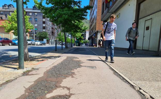 Llodio planea renovar las aceras de Zumalakarregi y el suelo de la plaza
