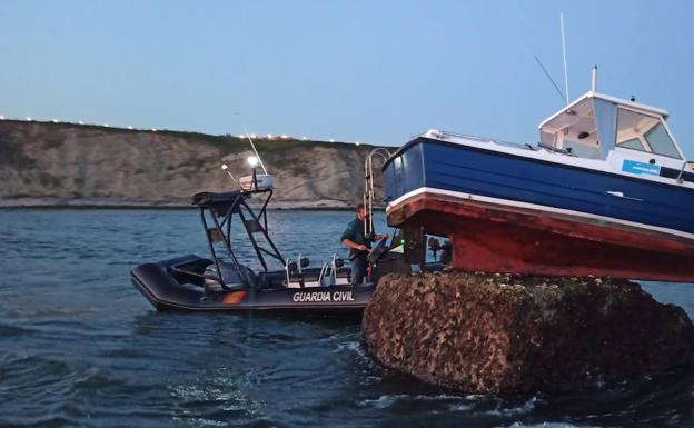 Rescatan a tres tripulantes de Santurtzi cuyo pequeño barco varó sobre una gran roca en Getxo