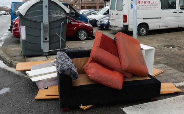 Más control y multas a los vitorianos que dejen enseres abandonados sin avisar, que suponen el 60%