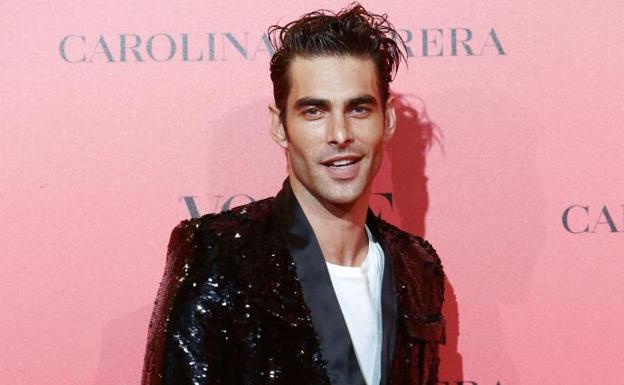 Jon Kortajarena sorprende con el pelo rosa en el Festival de Cannes