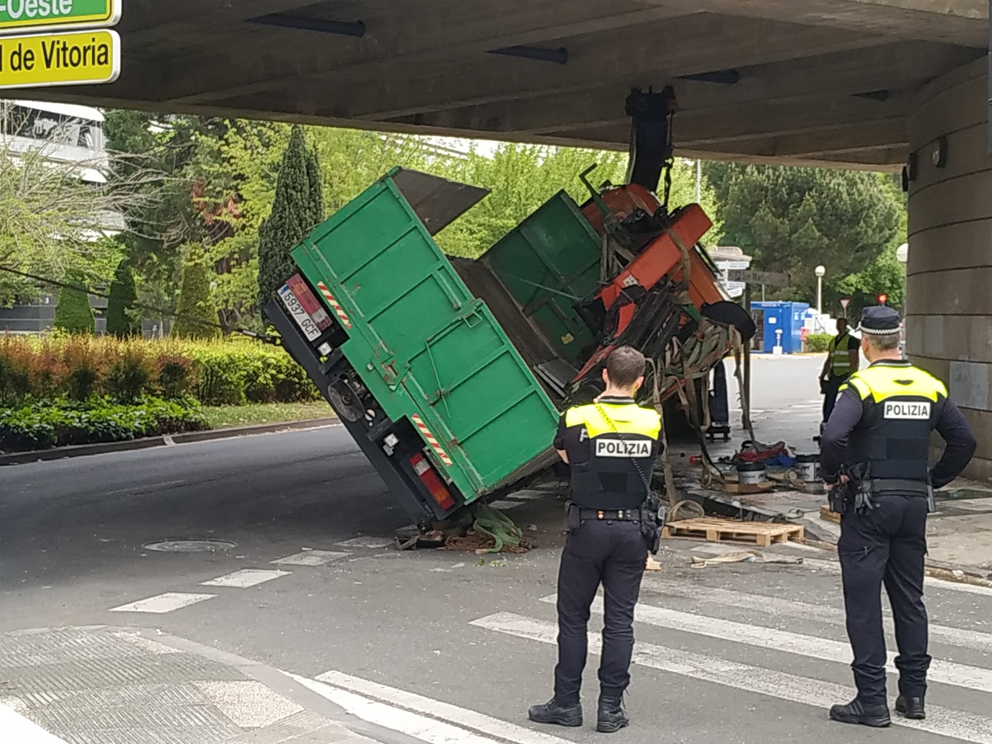 Portal de Castilla recupera la normalidad tras 5 horas de afecciones por un camión volcado