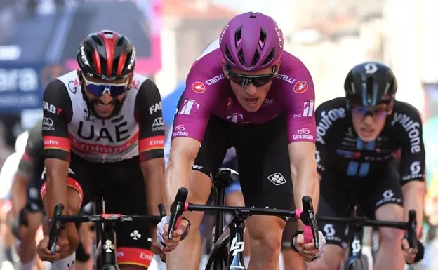 Cara y cruz para Francia en el Giro: triunfo de Demare y adiós de Bardet