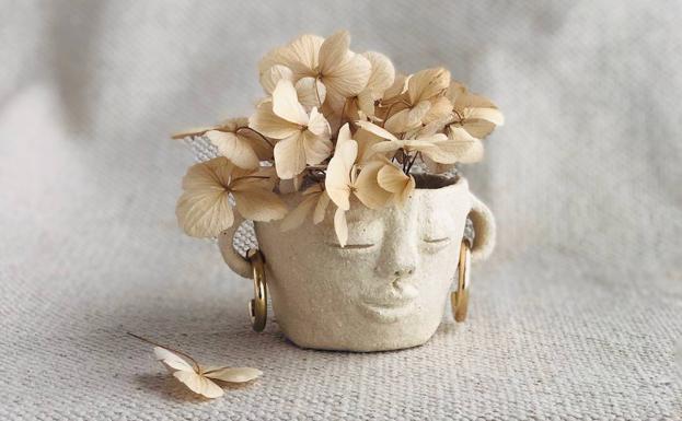 Una profesora de Algorta crea originales jarrones inspirados en las historias de sus alumnos