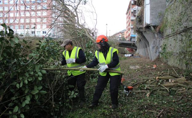 Llodio empieza un plan de limpieza de la basura del río