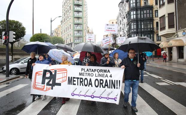 Los vecinos estallan y piden la retirada del último proyecto de la Línea 4 del metro