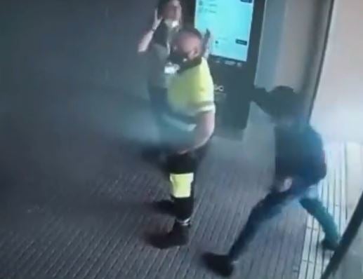 Apuñalan por la espalda a un vigilante de seguridad en una estación de tren en Igualada