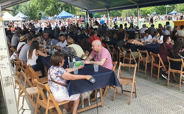 El txakoli alavés descorcha las ganas de catas y fiesta en Amurrio