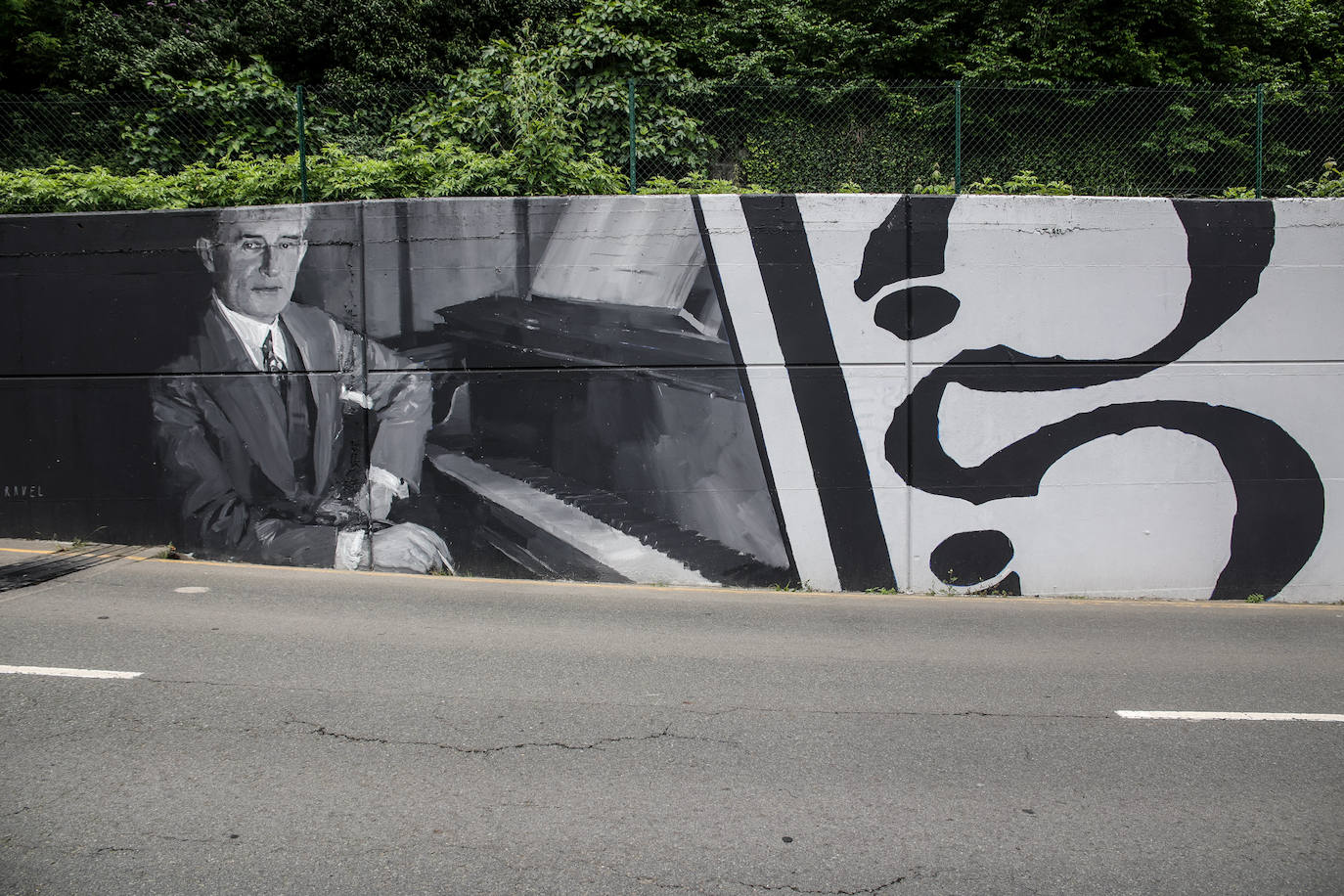 El barrio de Olabeaga en Bilbao luce un mural de más de 100 metros que conmemora el centenario de la BOS