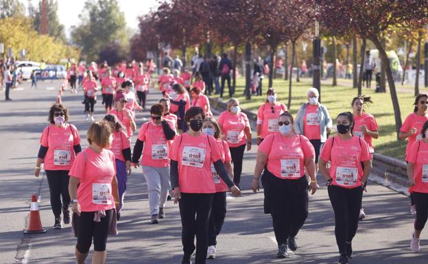 La 'marea rosa' vuelve a surcar el centro de Vitoria con un recorrido de 5,6 kilómetros