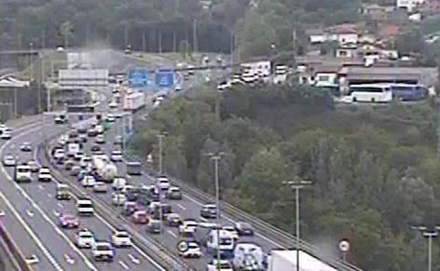 La avería de un coche en el Txorierri provoca retenciones durante más de una hora