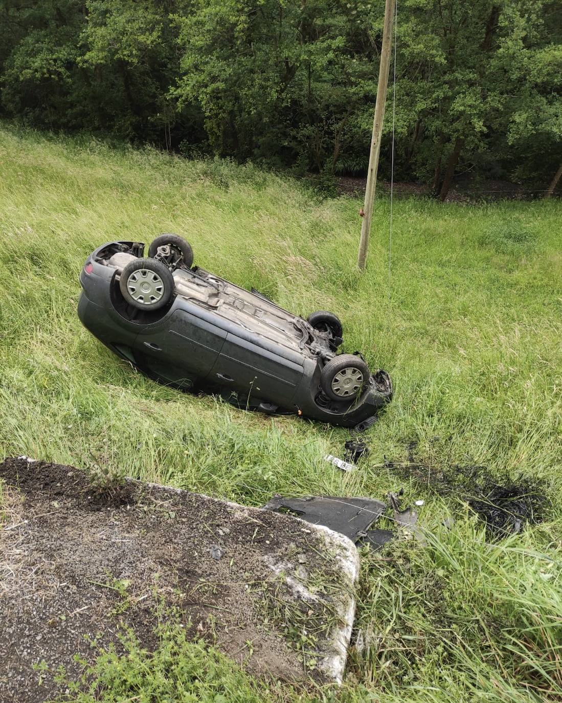 Un conductor herido al volcar su coche y caer por una ladera en Arrieta