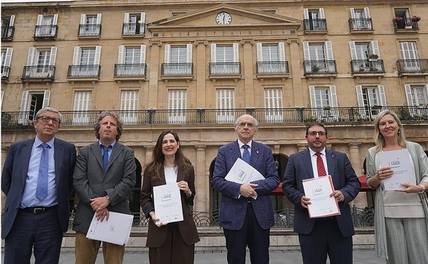 XIV. mendetik gaur egunera bitarteko testu juridikoak biltzen dituen erakusketa ibiltaria atondu dute