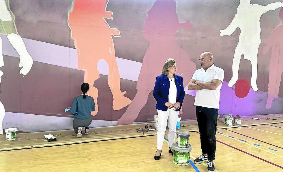 Berango instala un mural que absorbe el dióxido de carbono en su polideportivo