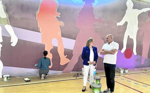 Berango instala un mural que absorbe el dióxido de carbono en su polideportivo