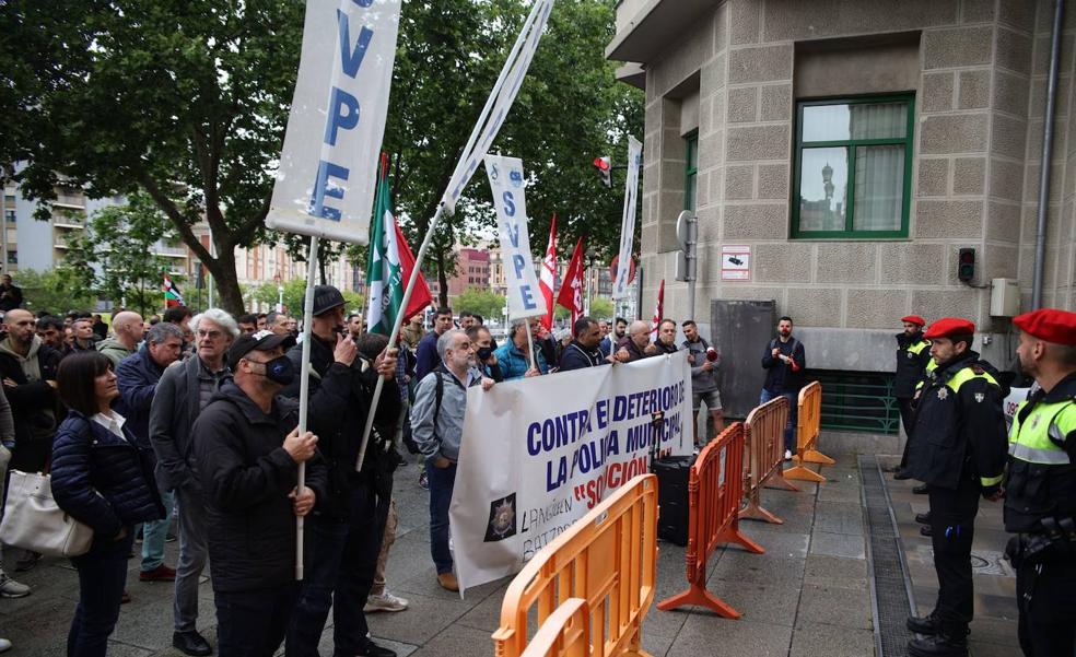 Policías de Bilbao irrumpen en el pleno en protesta por el «deterioro» del cuerpo