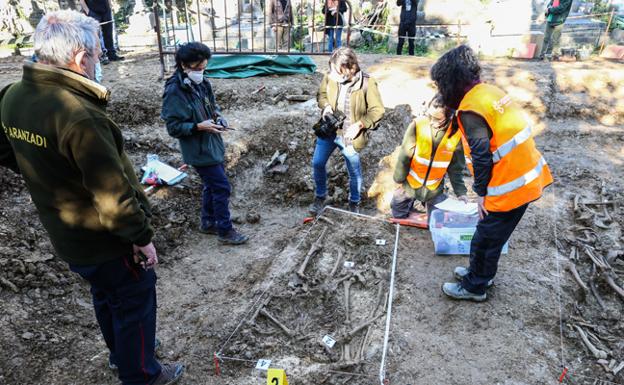 El hallazgo de 2.900 cuerpos en las excavaciones del cementerio de Begoña triplica las previsiones