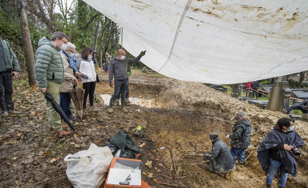Arrancan las labores para exhumar a otras 2.100 personas del cementerio de Begoña