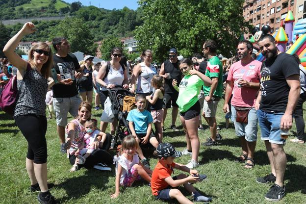 Milaka lagunek babestu zuten Abusuko Ibilaldia, eguzkiaren laguntzaz