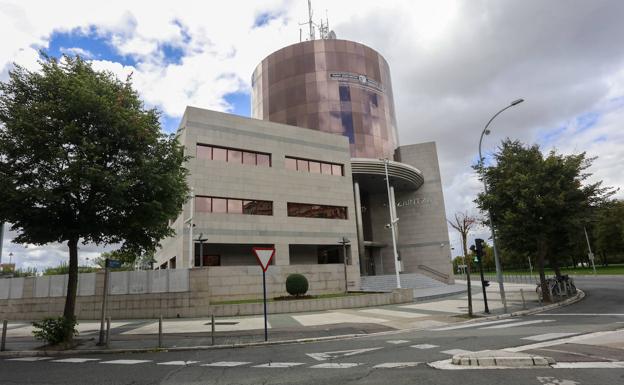 Arrestan a un joven en Vitoria por clavar una botella rota en el cuello a un amigo en una fiesta