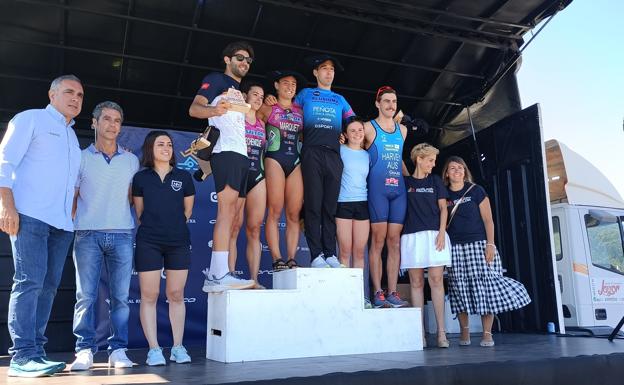 Joanes Goitisolo y Maddi Marquet se coronan en la fiesta del Triatlón de Gorliz