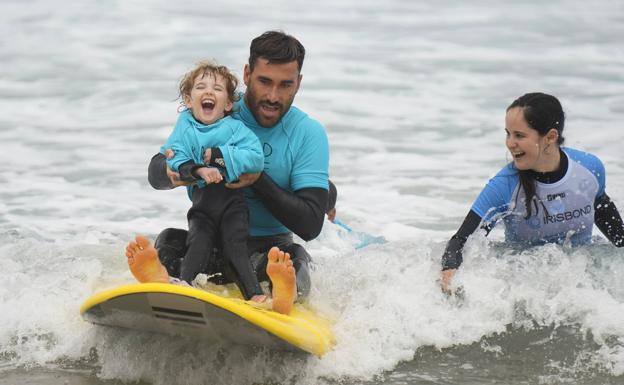 Imágenes de la pequeña Danele, con parálisis cerebral, haciendo surf por primera vez