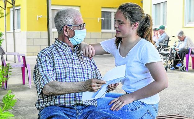 Cartas de aliento contra la soledad de los más mayores