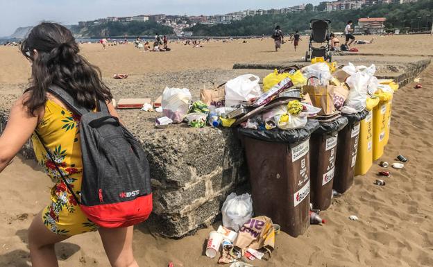 Once papeleras inteligentes que compactan los residuos