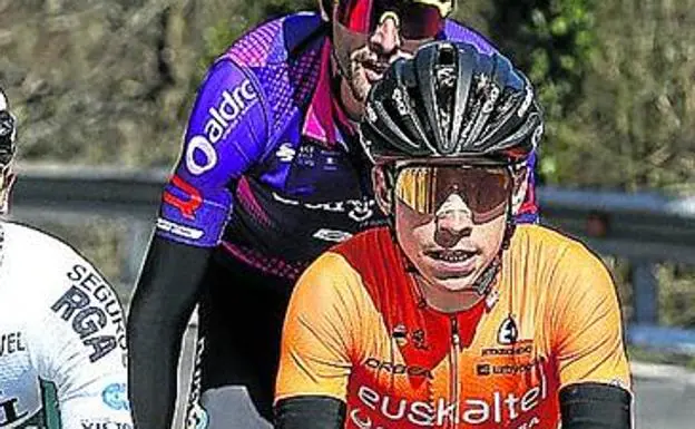 El ciclista Ibai Azurmendi, del Euskaltel, trasladado al hospital tras chocar con un corzo mientras entrenaba