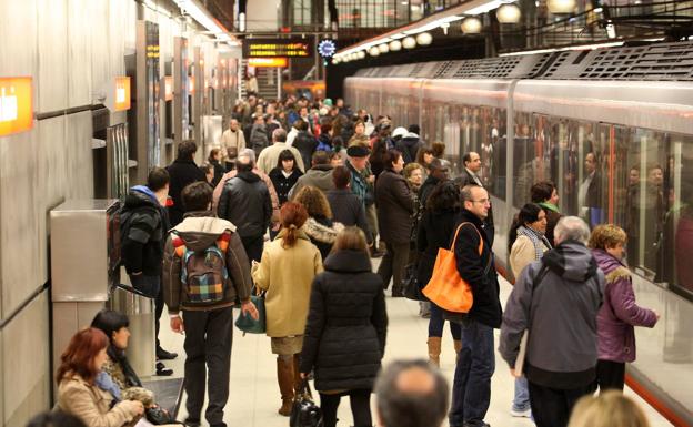 Segundo día de retrasos en el metro por una nueva avería en la aguja de San Ignacio