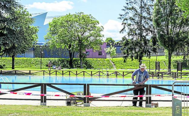 El Ayuntamiento remata la reforma de las piscinas de Gamarra para abrir el viernes