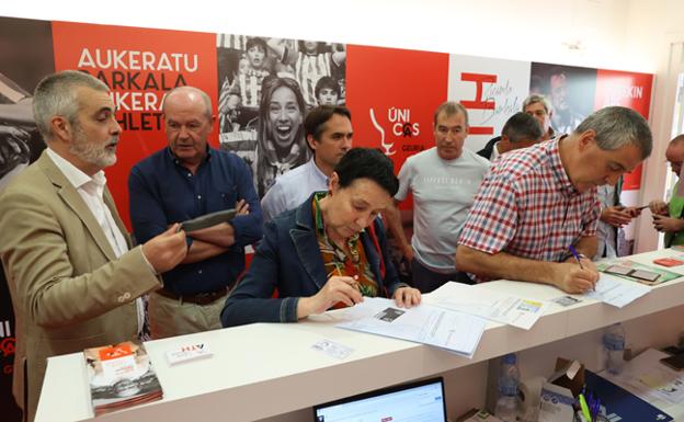 La edil de Bildu Jone Goirizelaia escenifica su apoyo a Barkala