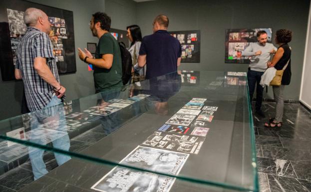 Pegatinas para combatir el odio en el Memorial de Vitoria