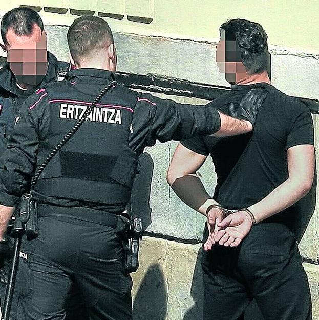 El Ararteko investiga «tratos degradantes» en las comisarías de la Ertzaintza de Bilbao, Barakaldo y Getxo