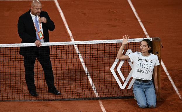 Interrumpen durante unos minutos la segunda semifinal de Roland Garros al atarse una activista a la red