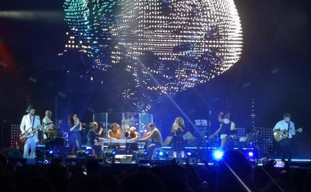 Vetusta Morla se doctora en su concierto Bilbao con un «ritual de folk celtibérico»