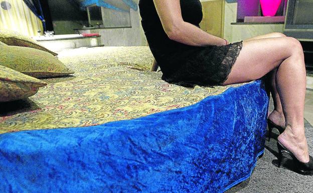 La prostitución desaparece de las rotondas y se concentra en más de 100 pisos y clubes