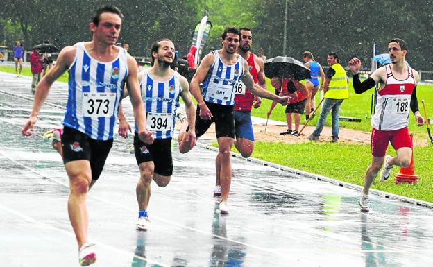 Markel Fernández vuela en la pista de Landako bajo la lluvia