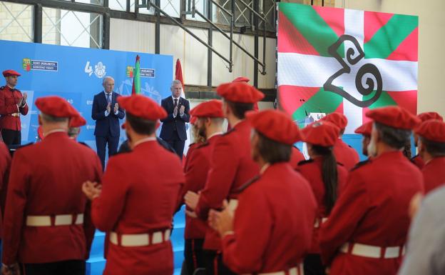 Urkullu alaba el papel «ejemplar» de la Ertzaintza y pide no olvidar el «desprecio» que sufrió de ETA