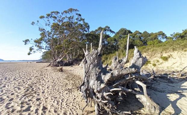 La arena retrocede de forma imparable en la playa de El Regatón de Laredo