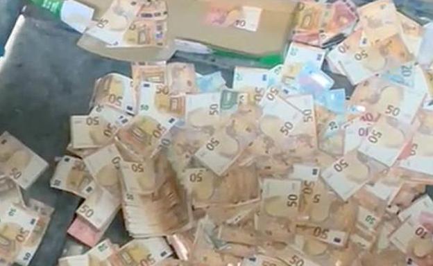 Un hombre arroja 46.645 euros en billetes en un contenedor de papel y cartón en Valladolid