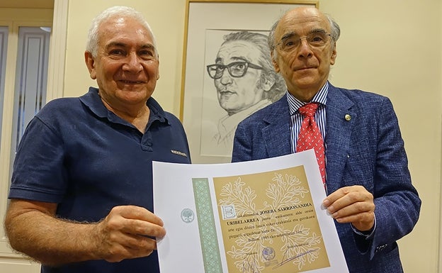 Joseba Sarrionandiak euskaltzain urgazlearen diploma jaso du, 31 urte geroago