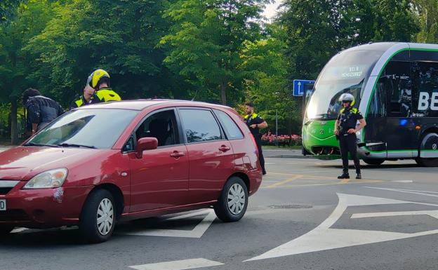 Accidente sin heridos entre el BEI y un coche en Ariznabarra