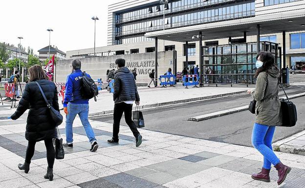 Cientos de interinos veteranos perderán su plaza al no acreditar el perfil de euskera