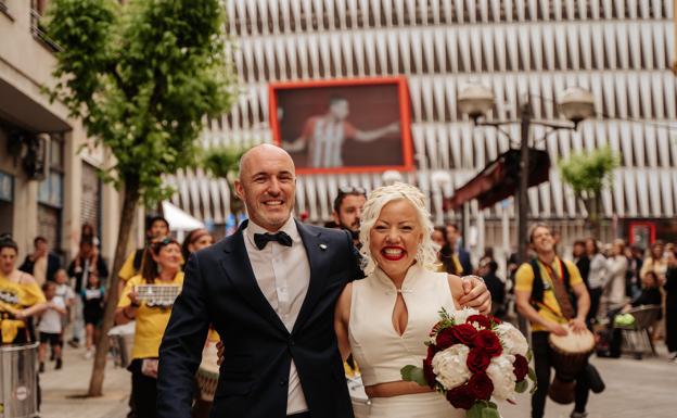 Alquilar el tranvía, un vestido de novia de Koopera y batucada: una original boda en Bilbao